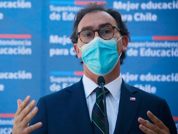 22 de enero del 2021/SantiagoEl ministro de Educacion, Raúl Figueroa y el superintendente de Educacion, Cristian O’Ryan, se refieren a las exigencias en el uso del uniforme, listas de utiles
KARIN POZO/AGENCIAUNO