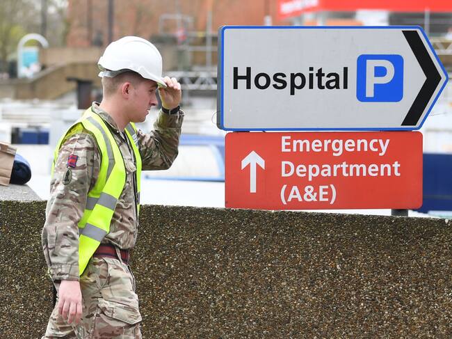 Un efectivo militar vigila las afueras de un hospital del Reino Unido