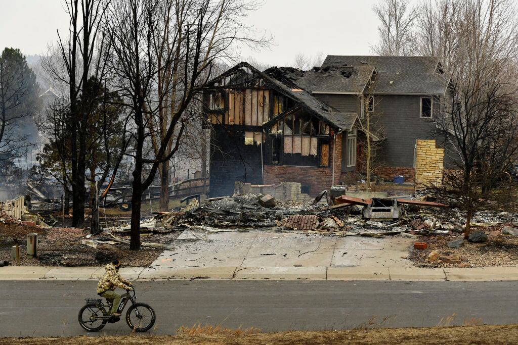 Cientos de viviendas destruidas por las llamas en la localidad de Louisville