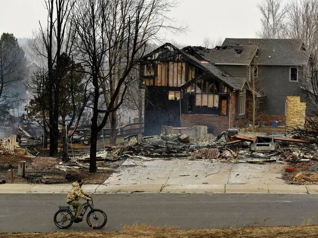 Cientos de viviendas destruidas por las llamas en la localidad de Louisville