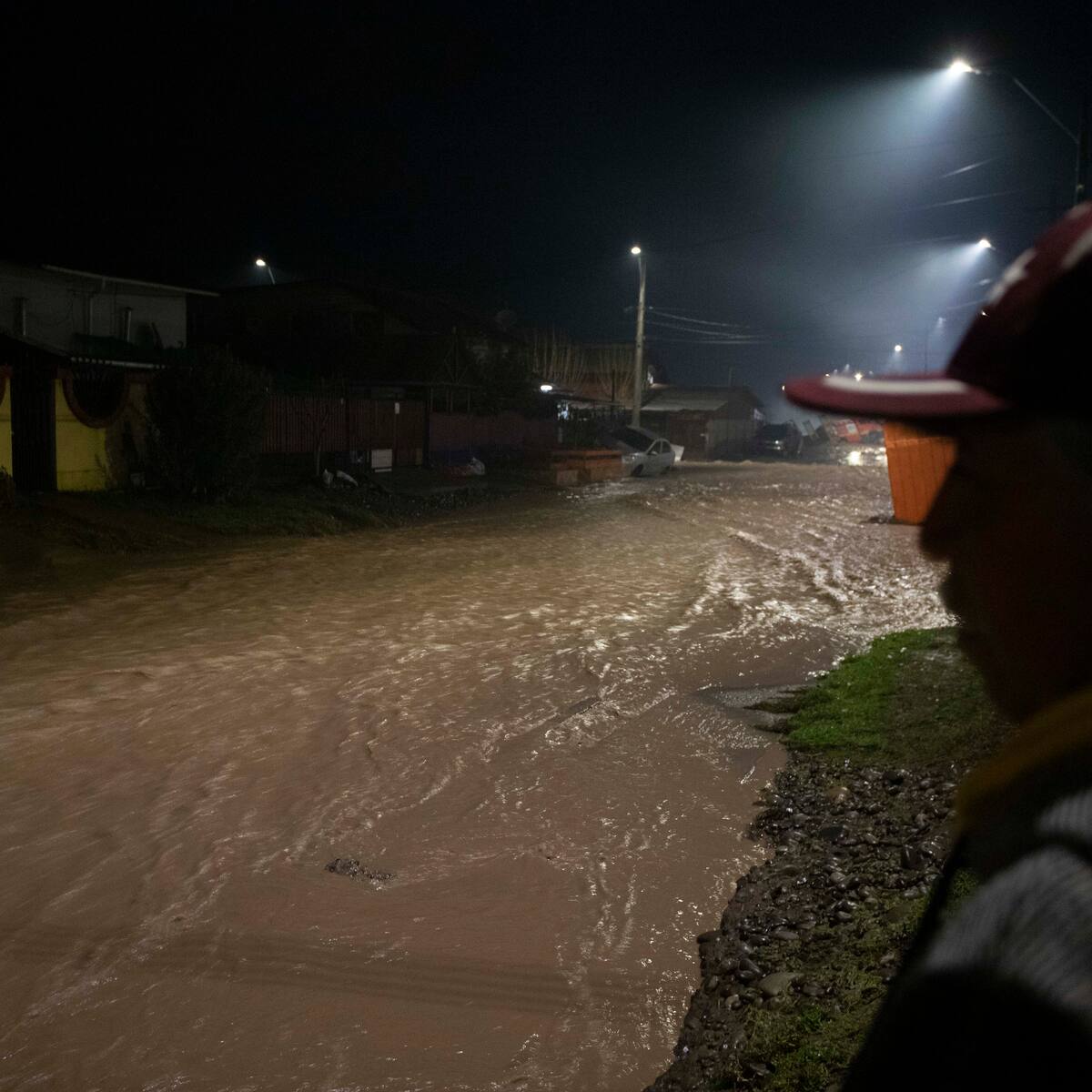 “No vamos a poder pasar”: río La Ligua amenaza con dejar aisladas a familias durante intenso sistema frontal en la zona central