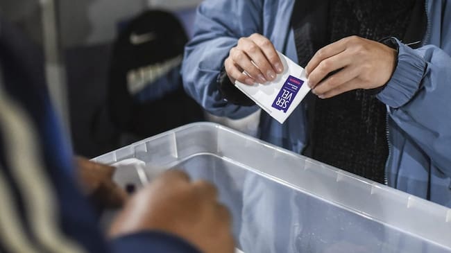 25 DE OCTUBRE DE 2020 / VIA DEL MARVocales de mesa abren los votos, durante el conteo de votos en el colegio Saint Dominic, tras finalizado el proceso de votacin durante el Plebiscito Nacional por una Nueva Constitucin.
FOTO: MIGUEL MOYA / AGENCIAUNO