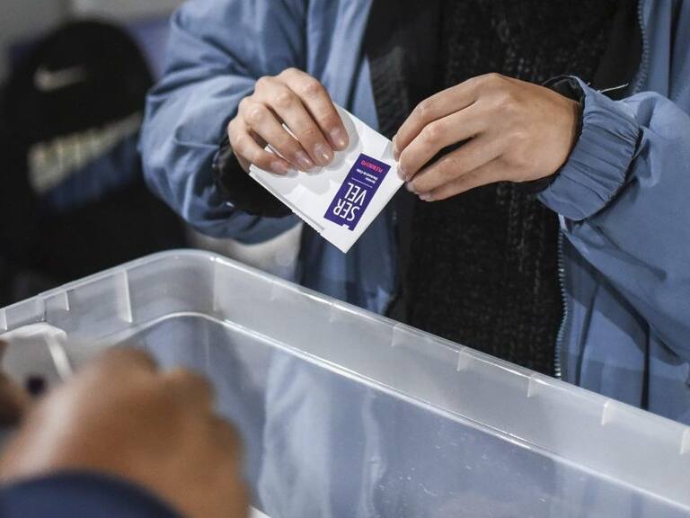 25 DE OCTUBRE DE 2020 / VIA DEL MARVocales de mesa abren los votos, durante el conteo de votos en el colegio Saint Dominic, tras finalizado el proceso de votacin durante el Plebiscito Nacional por una Nueva Constitucin.
FOTO: MIGUEL MOYA / AGENCIAUNO