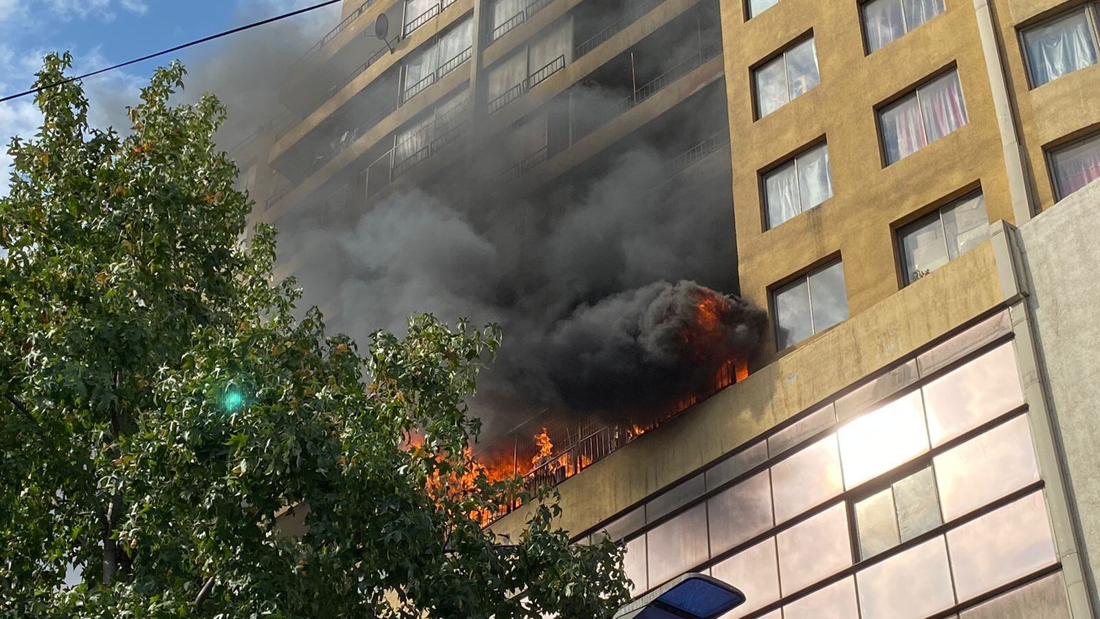 Incendio en edificio de Santiago Centro deja cinco lesionados