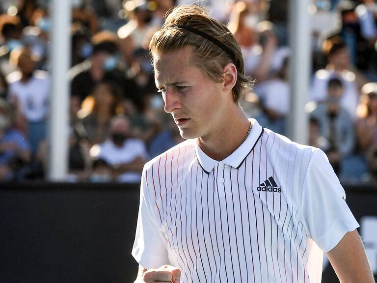 Sebastian Korda sorprende y posa con camiseta de Universidad de Chile