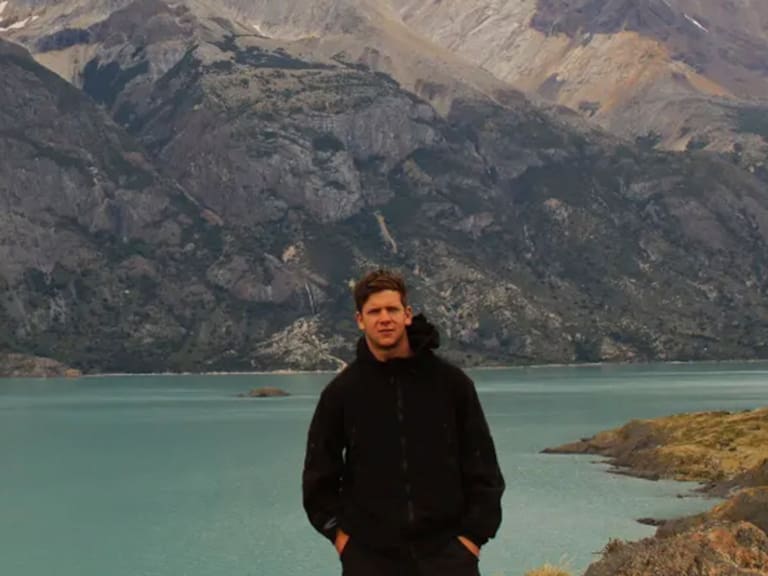 Bombero y escalador: quién era el joven estudiante chileno que murió tras caer de la montaña más alta de Perú