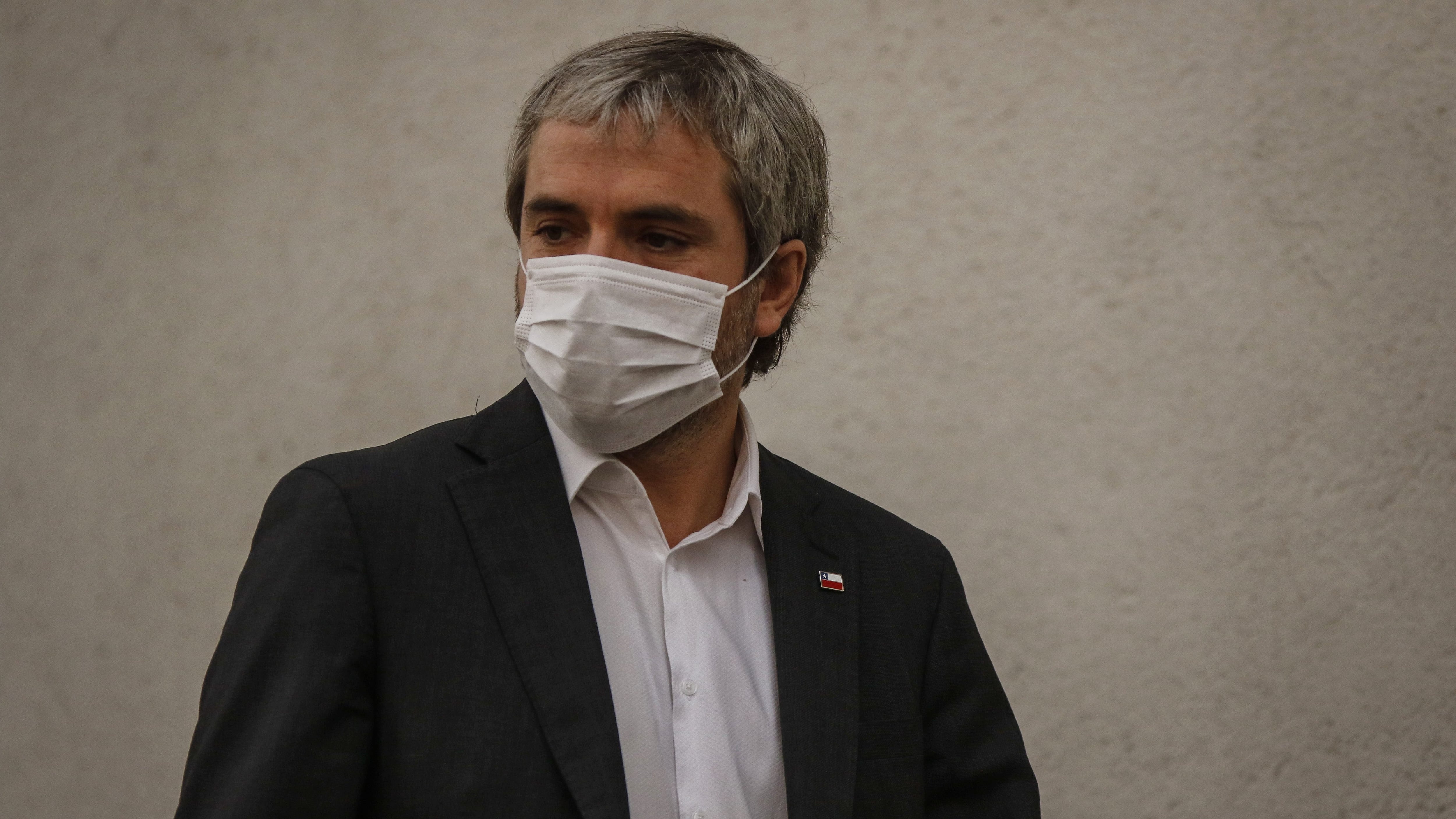 7 de abril del 2020/SANTIAGOGonzalo Blumel, ministro del Interior y Seguridad Publica, con una mascarilla en su rostro, se retiran tras finalizar el comité de emergencia por el covid 19, encabezado por el Presidente de la Republica, en el Palacio de La Moneda.
FOTO: SEBASTIAN BELTRAN GAETE/AGENCIAUNO