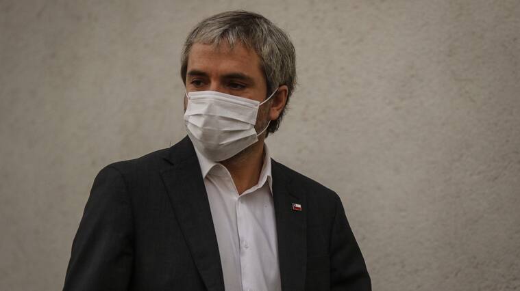 7 de abril del 2020/SANTIAGOGonzalo Blumel, ministro del Interior y Seguridad Publica, con una mascarilla en su rostro, se retiran tras finalizar el comité de emergencia por el covid 19, encabezado por el Presidente de la Republica, en el Palacio de La Moneda.
FOTO: SEBASTIAN BELTRAN GAETE/AGENCIAUNO