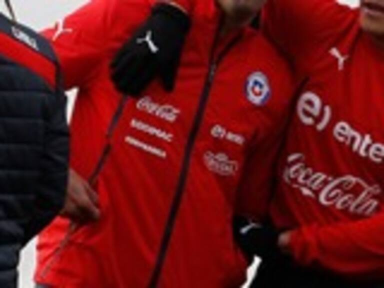 VIDEO Alexis Sánchez le regala sus zapatillas a un jugador sparring de la Selección