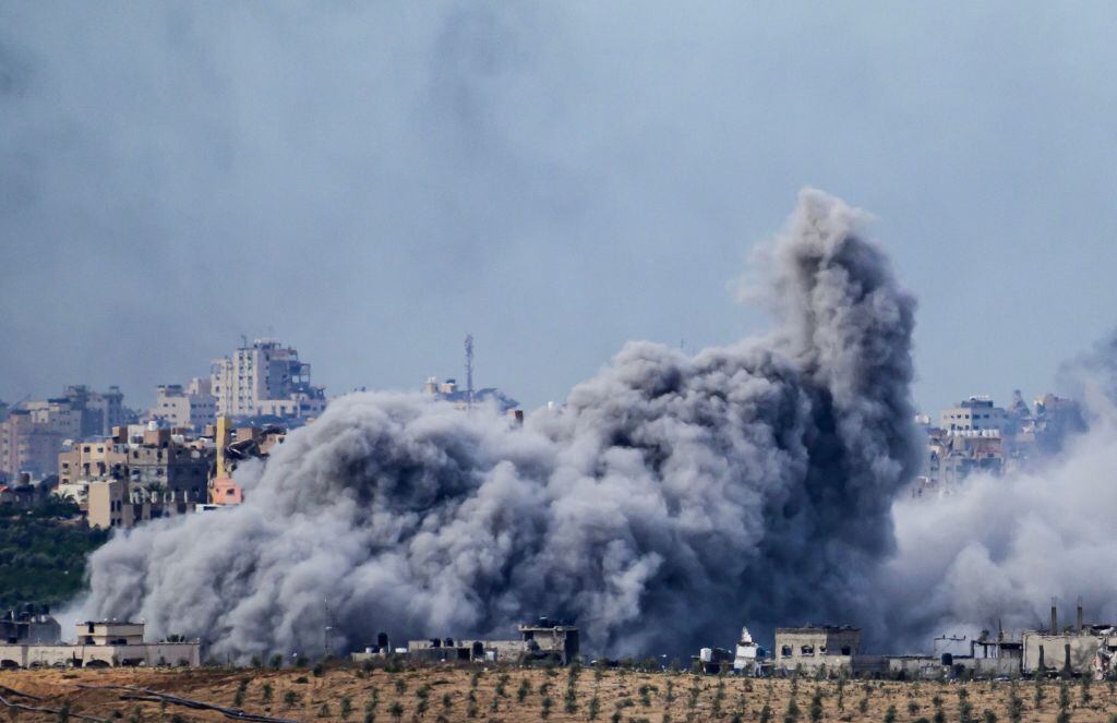 El humo se eleva por los bombardeos de Israel sobre la Franja de Gaza