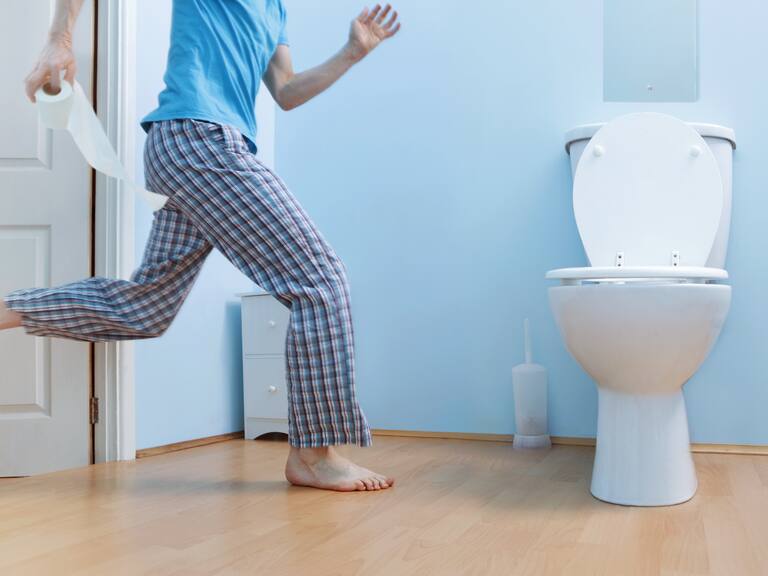 La frecuencia con la que defecas puede influir en tu salud actual y futura, según los expertos