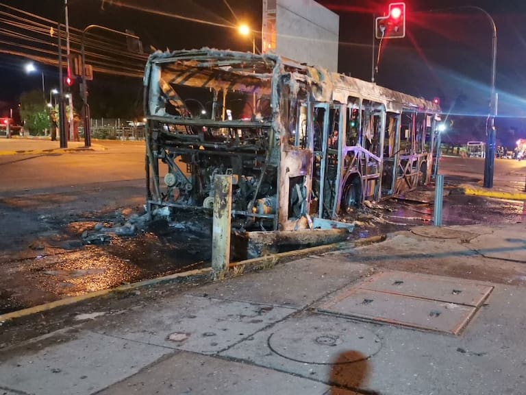 Dos buses del Transantiago resultaron completamente destruidos tras protestas en Peñalolén