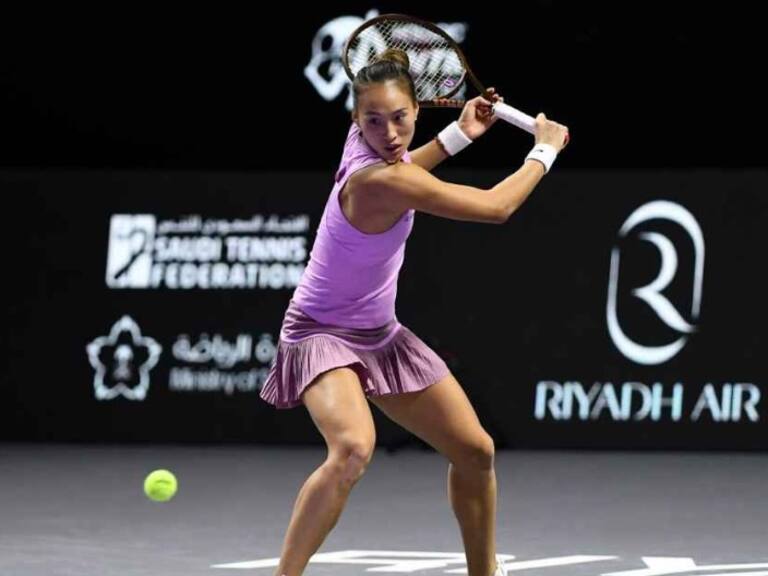 Qinwen Zheng da la sorpresa y se convierte en la primera finalista del WTA Finals 2024: ahora espera por Aryna Sabalenka o Coco Gauff