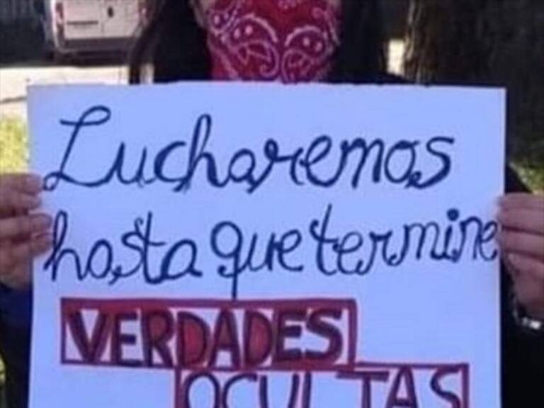 Actores de Verdades Ocultas llegaron con divertido cartel a manifestarse