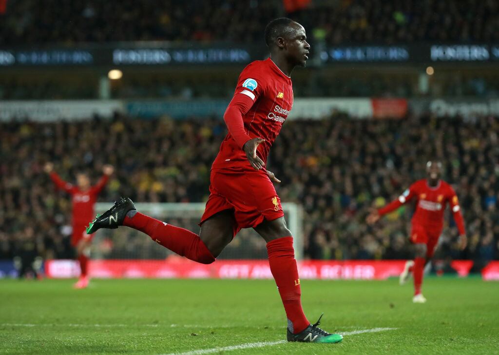 Sadio Mané festeja con los hinchas en el Estadio Anfield