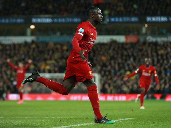 Sadio Mané festeja con los hinchas en el Estadio Anfield