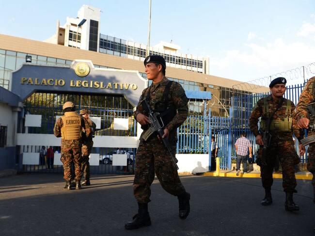 Los militares rodeando el congreso de El Salvador