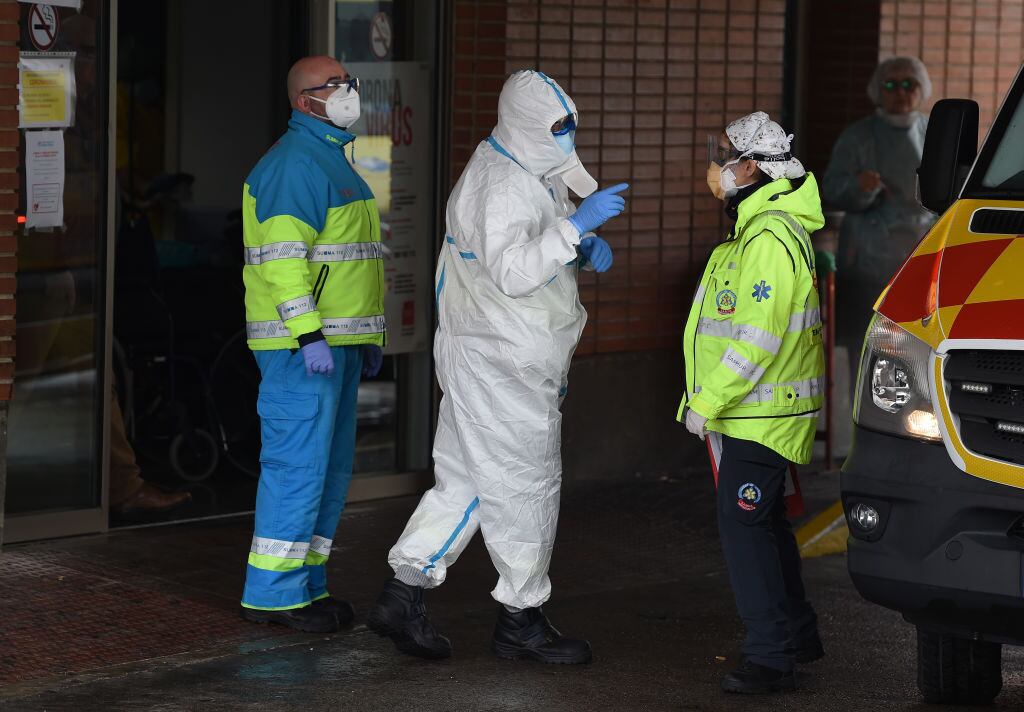 Un médico organiza el retiro de un paciente desde una ambulancia en la ciudad de Madrid