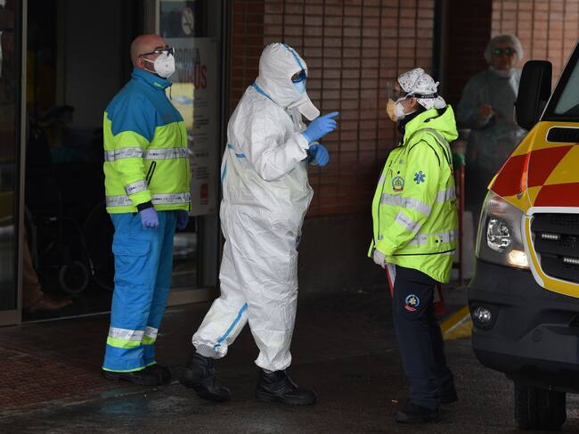 Un médico organiza el retiro de un paciente desde una ambulancia en la ciudad de Madrid