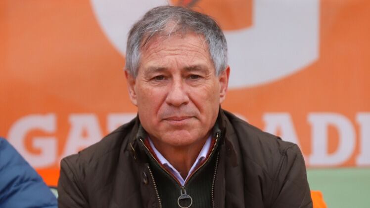 "Tampoco le pongamos una mochila": El aviso de Ariel Holan tras palabras de Berizzo sobre Alexander Aravena