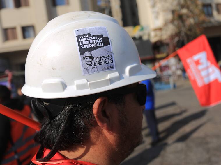 01 de Mayo de 2022/SANTIAGOSe comienza a congregar gente en plaza Baquedano para llevar a cabo la marcha del día del trabajador convocada por la Central Unitaria de Trabajadores CUT.
FOTO:LUKAS SOLIS/AGENCIA UNO