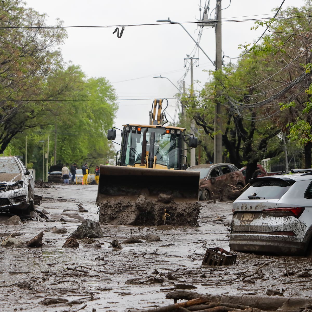 Mantienen Alerta Amarilla en 10 comunas de la Región Metropolitana por riesgo de aluviones y derrumbes
