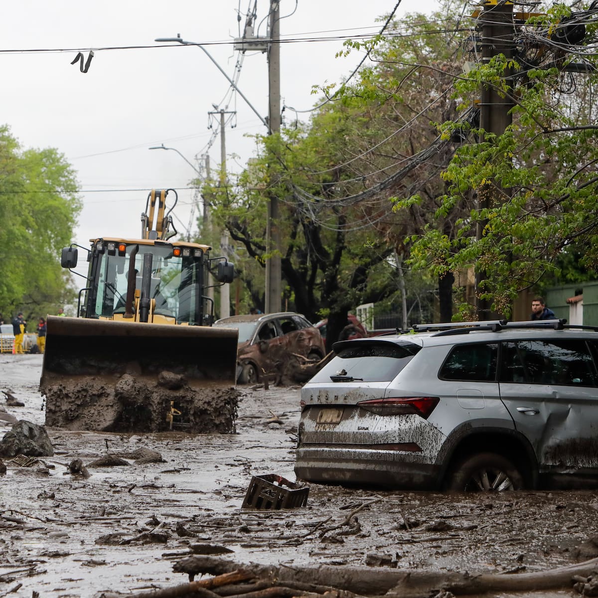 Mantienen Alerta Amarilla en 10 comunas de la Región Metropolitana por riesgo de aluviones y derrumbes