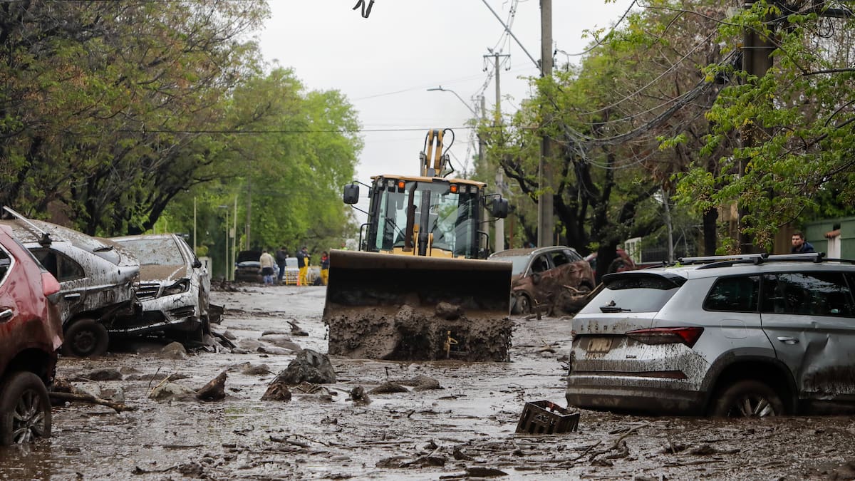 “Ya no se puede seguir urbanizando”: geógrafa advierte por el riesgo que esconde el piedemonte de Santiago
