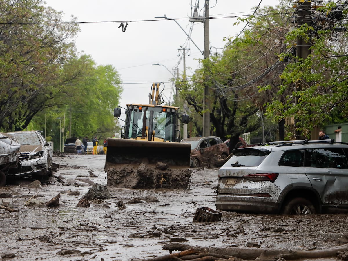 “Ya no se puede seguir urbanizando”: geógrafa advierte por el riesgo que esconde el piedemonte de Santiago