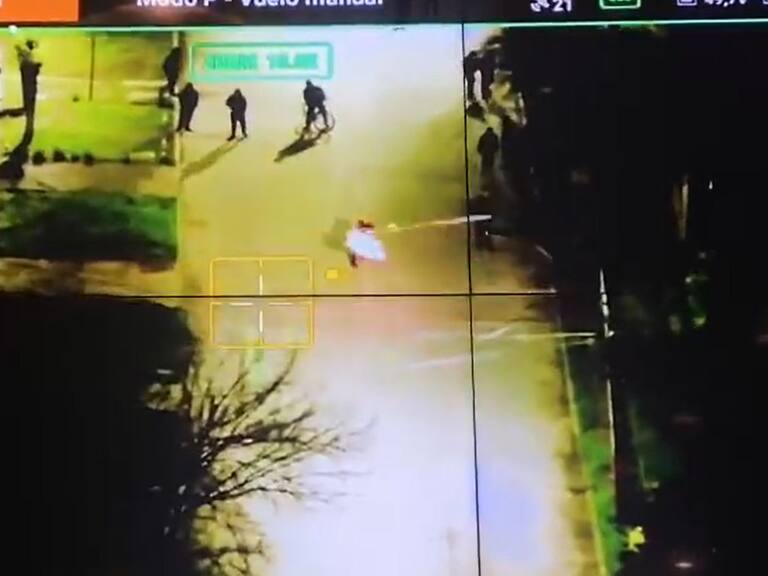 Encapuchados atacan con disparos y fuegos artificiales a carabineros en Villa Francia