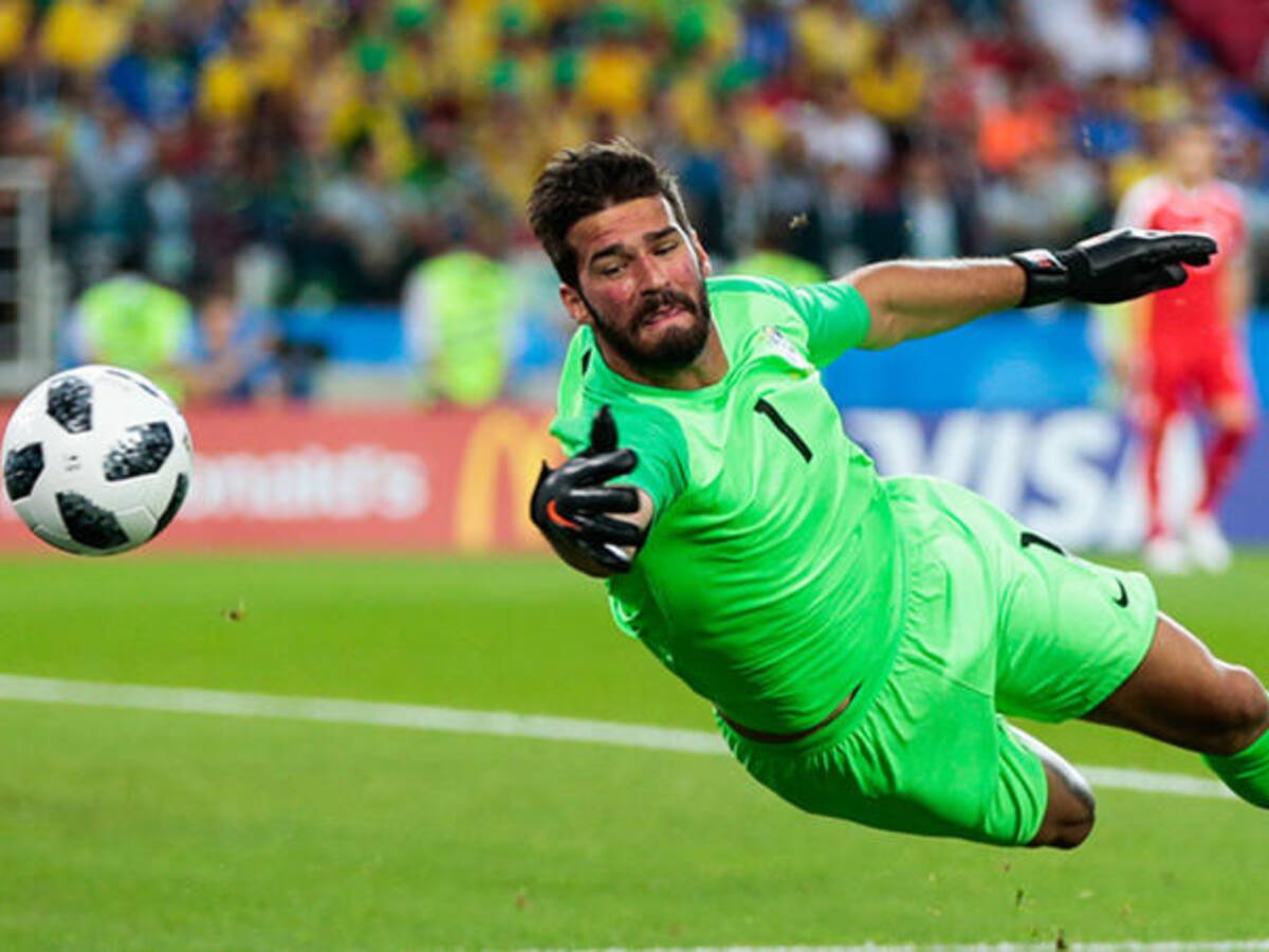 ¡Insólito! Alisson Becker fue expulsado dos veces ante Ecuador y el VAR lo terminó salvando de irse a las duchas en ambas oportunidades