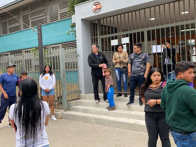 Familias albergadas en colegio de Quilpué denuncian ultimátum para desalojar establecimiento