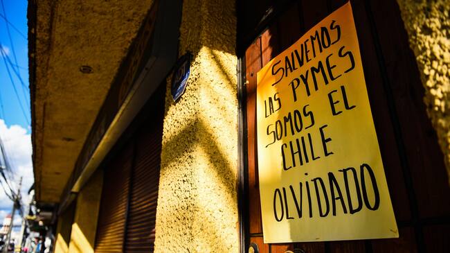 7 DE ABRIL 2021 / TEMUCOUna gran cantidad de locales comerciales y restaurantes de Temuco, permanecen cerrados tras un mes de transcurrida la cuarta cuarentena que sufre la comuna, debido al aumento sostenido de los casos de COVID-19 y el endurecimiento de las restricciones para el comercio de productos no esenciales.
FOTO: ROCIO CUMINAO ROJAS / AGENCIAUNO