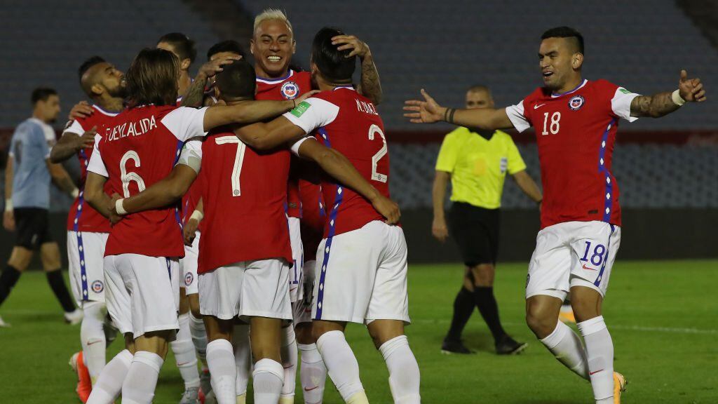 MONTEVIDEO, URUGUAY - OCTOBER 08: Alexis Sanchez #7 of Chile celebrates with teammates after scoring the first goal of his team during a match between Uruguay and Chile as part of South American Qualifiers for Qatar 2022 at Centenario Stadium on October 08, 2020 in Montevideo, Uruguay. (Photo by Raul Martinez -Pool/Getty Images)