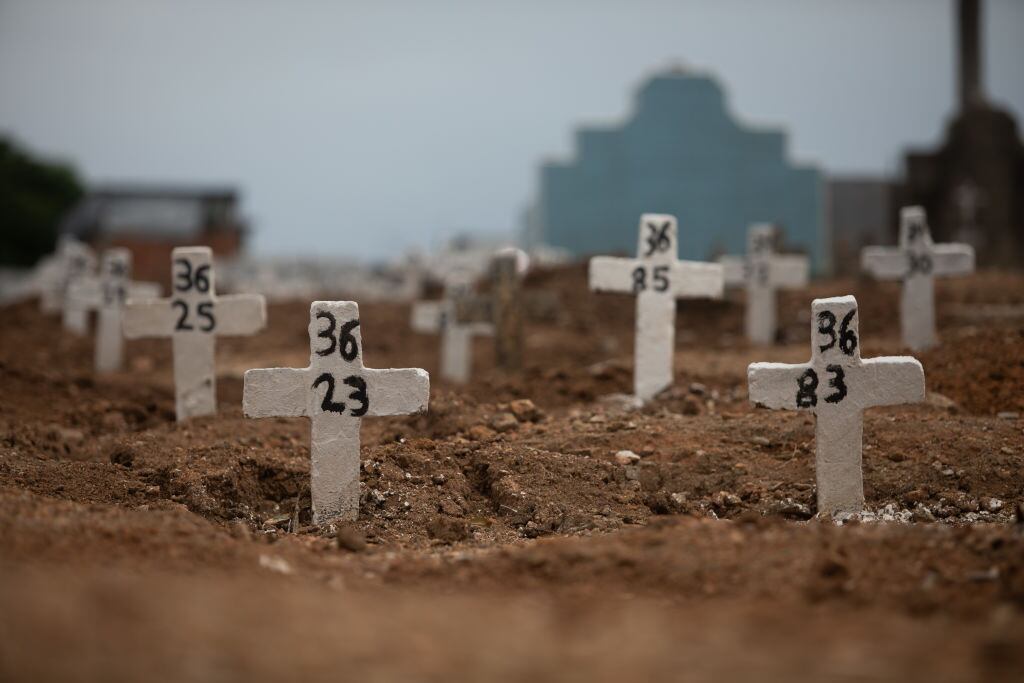 Víctimas del coronavirus en un cementerio de Río de Janeiro