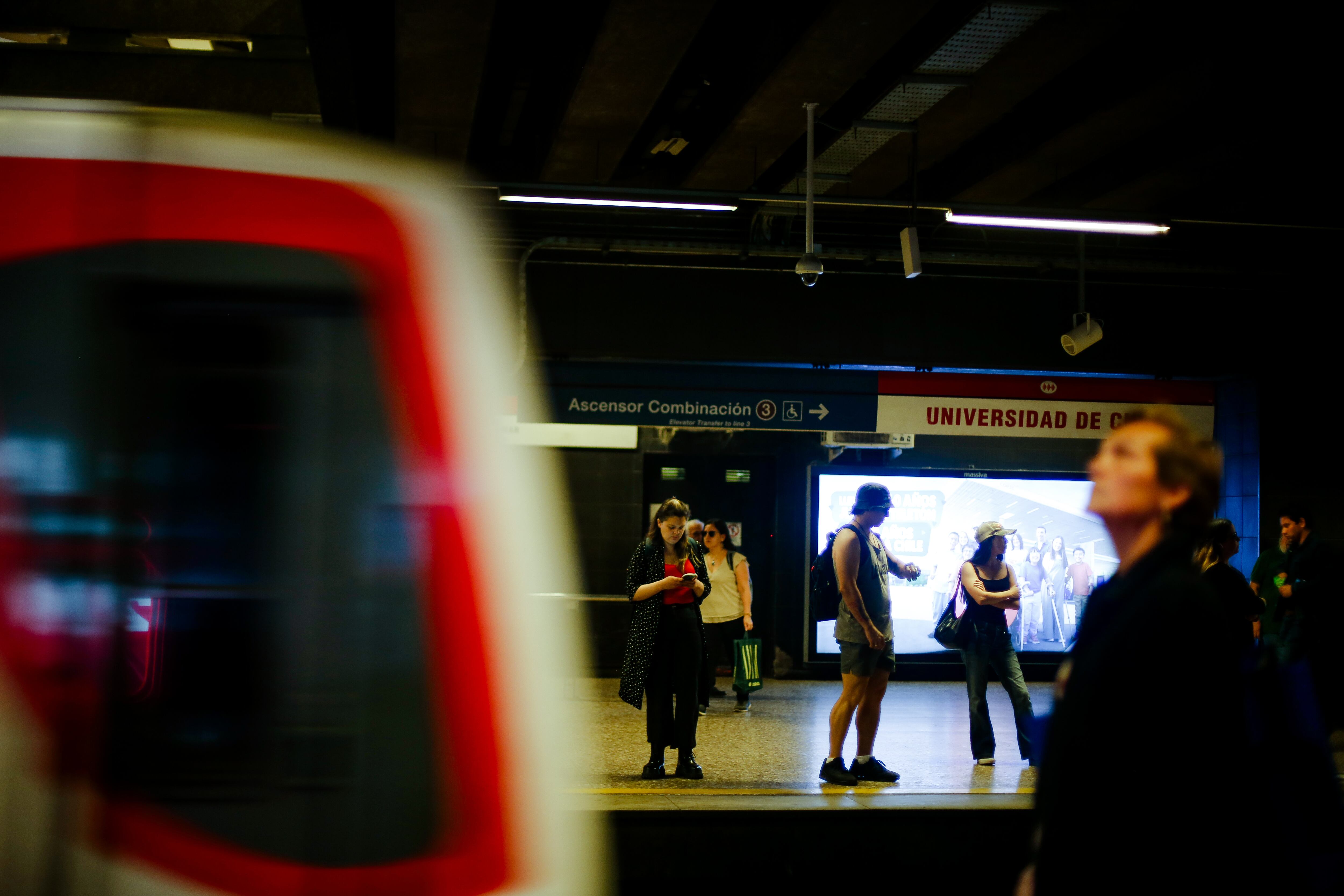 Metro de Santiago anuncia operación especial por lluvias este lunes: advierte mayor tiempo de espera en cinco líneas