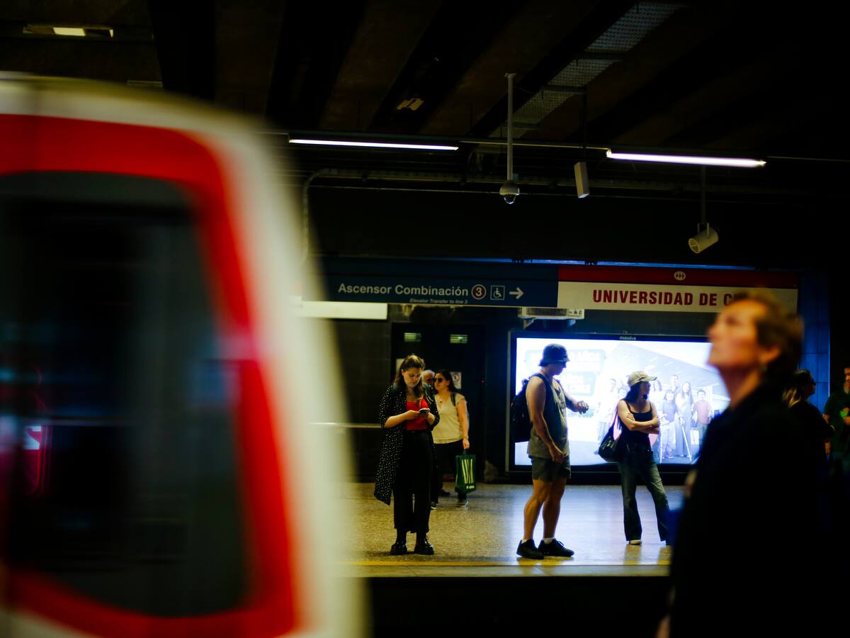 Metro de Santiago anuncia operación especial por lluvias este lunes: advierte mayor tiempo de espera en cinco líneas