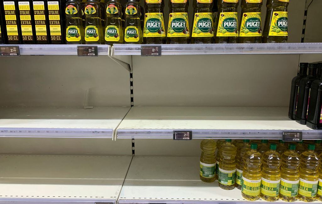 Supermercado en París con escasez de botellas de aceite de maravilla