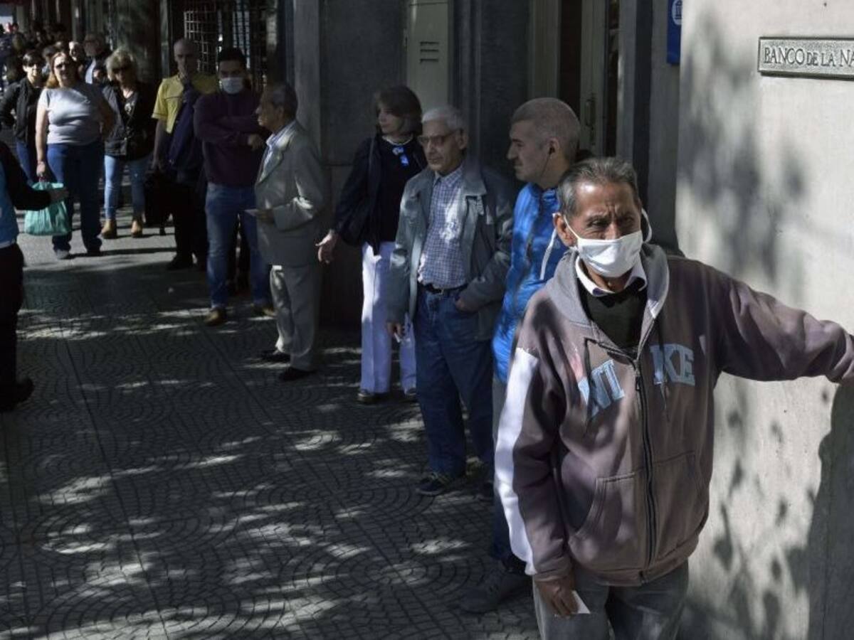Cientos de personas hicieron filas en Argentina para recibir pago de pensiones