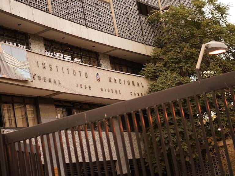 03 de marzo 2022/SANTIAGOEl Instituto Nacional retoma sus clases presenciales como uno de los colegios emblemáticos de la región metropolitana 
FOTO: FRANCISCO CASTILLO /AGENCIAUNO