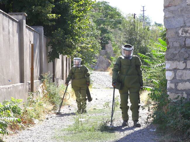 Soldados de Azerbaiyán buscan minas terrestres en la ciudad de Lachín