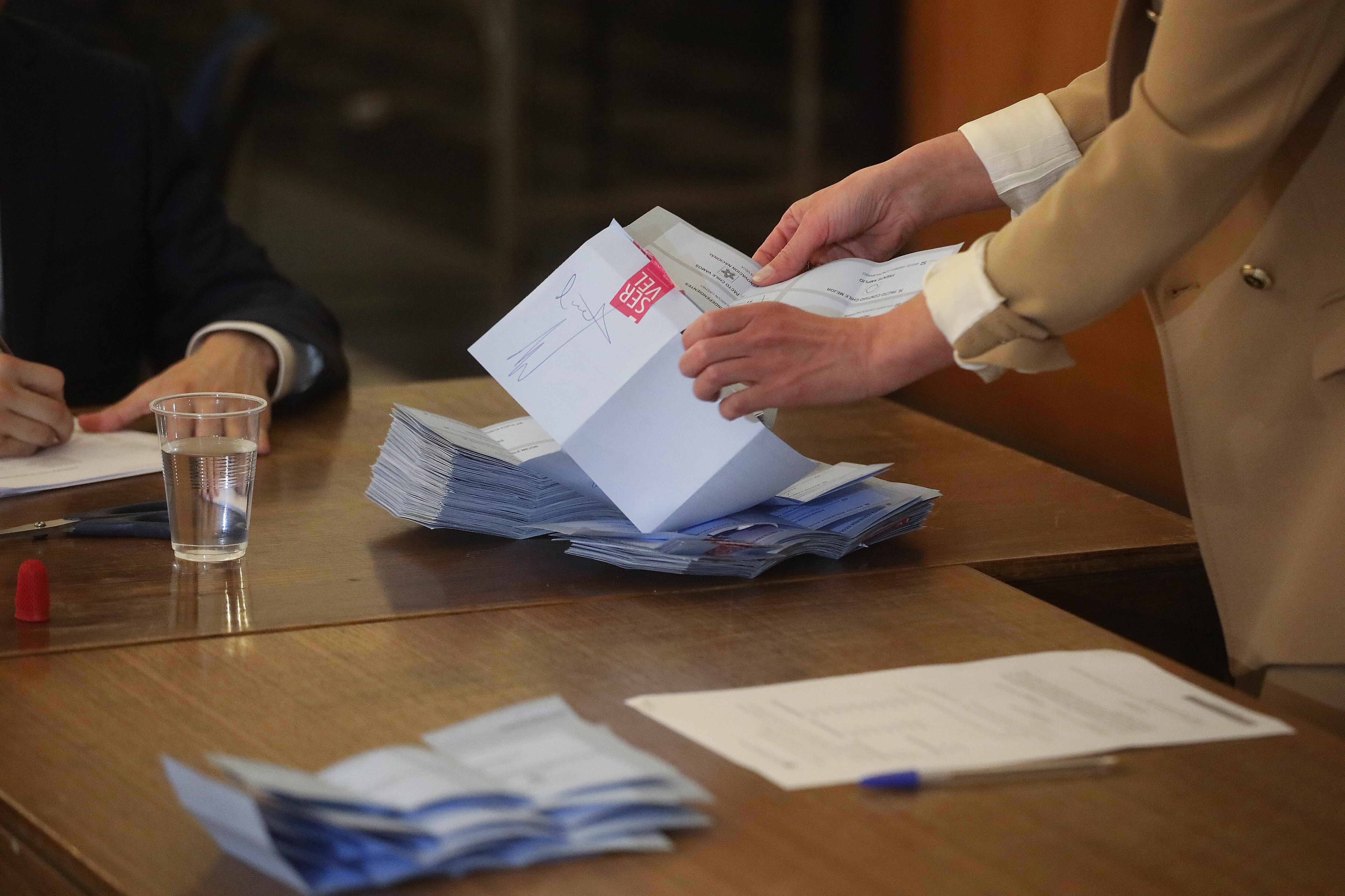8 de noviembre de 2024/SANTIAGO
El Tribunal Certificador de Elecciones, Tricel, sigue con el recuento de los votos de alcalde de la comuna de Peñalolen.
FOTO: SEBASTIAN BELTRAN GAETE / AGENCIUNO