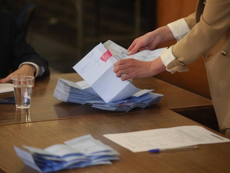 8 de noviembre de 2024/SANTIAGO
El Tribunal Certificador de Elecciones, Tricel, sigue con el recuento de los votos de alcalde de la comuna de Peñalolen.
FOTO: SEBASTIAN BELTRAN GAETE / AGENCIUNO