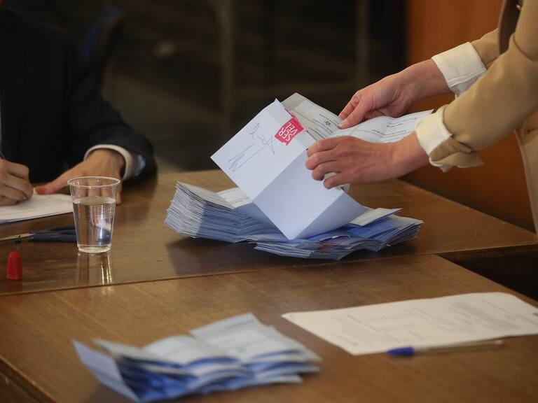 8 de noviembre de 2024/SANTIAGO
El Tribunal Certificador de Elecciones, Tricel, sigue con el recuento de los votos de alcalde de la comuna de Peñalolen.
FOTO: SEBASTIAN BELTRAN GAETE / AGENCIUNO