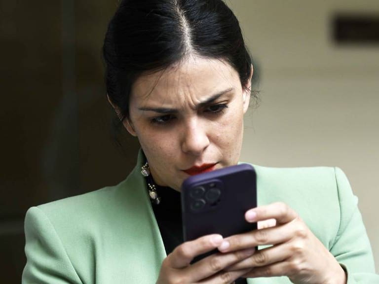 Karol Cariola denuncia que El Mercurio «alteró maliciosamente» lo que dijo en su entrevista con el medio