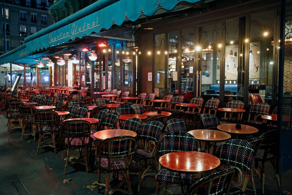 Un restaurante vacío en la noche de París