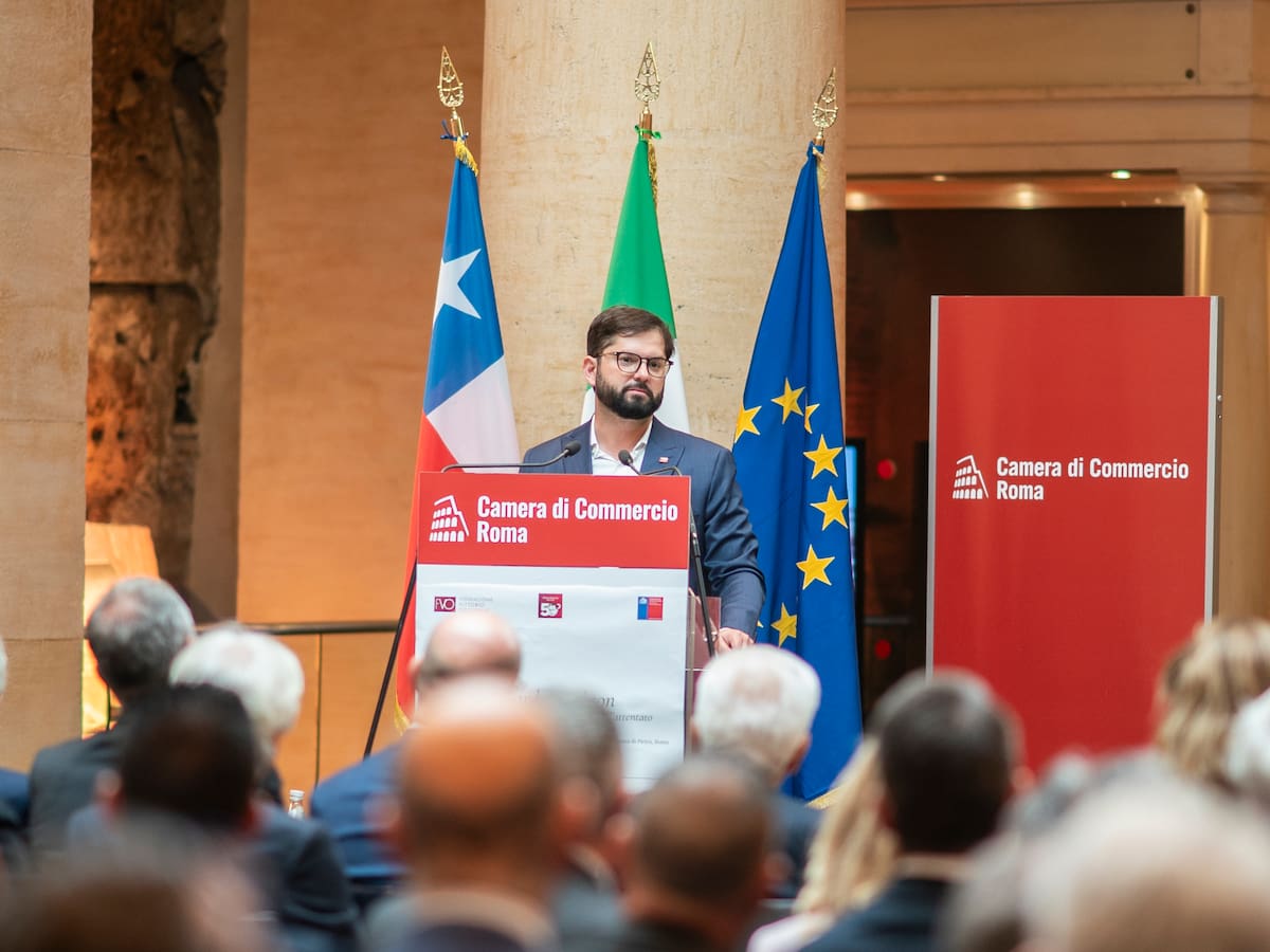 “Las dictaduras cruzan fronteras”: Presidente Boric rinde homenaje a Bernardo Leyton en Roma a 50 años del atentando en su contra