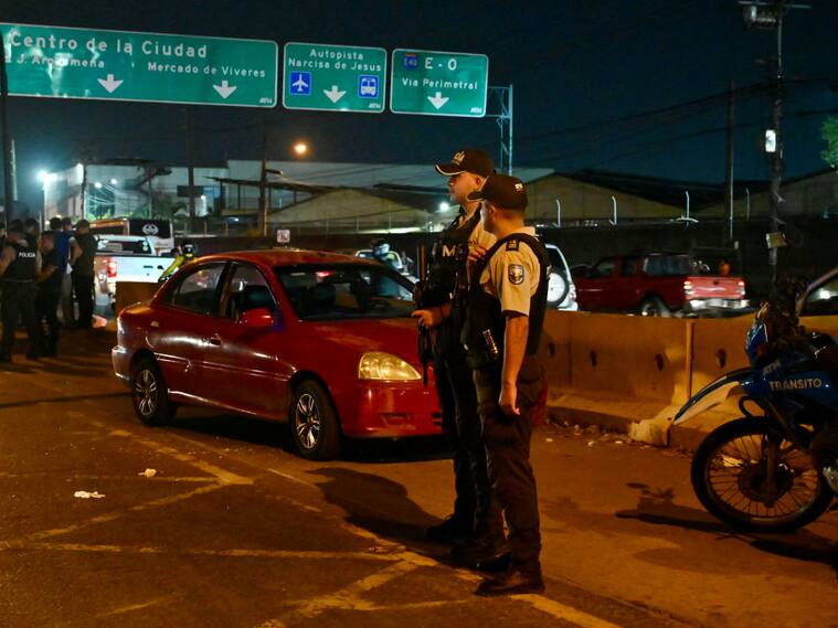 Un policía de Ecuador resguarda la escena del asesinato de la directora del Centro de Privación de Libertad Masculina N°1 del Guayas, María Daniela Icaza
