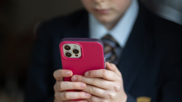 Modalidad “Cero Celulares”: Colegio de Punta Arenas instala cajas fuertes en las salas para restringir uso de los móviles