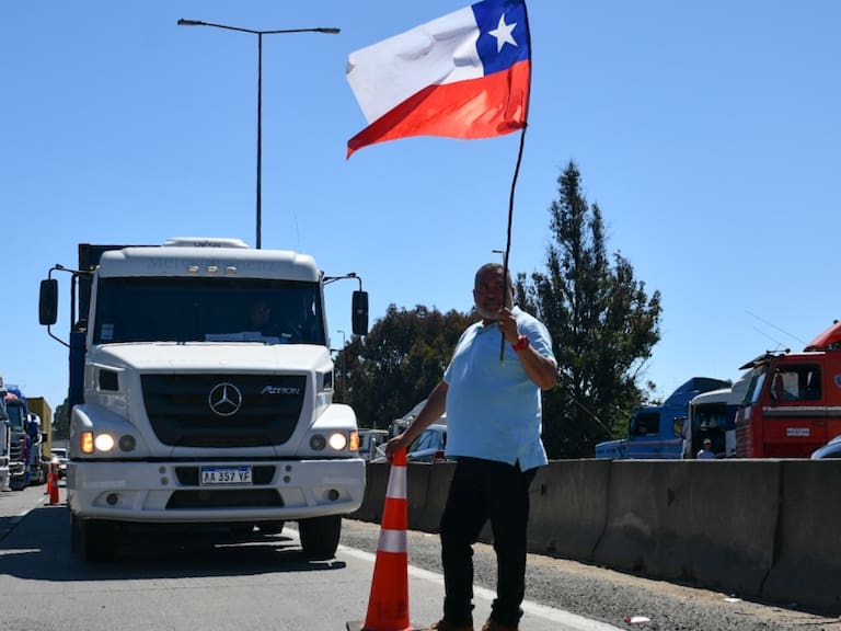 Camioneros mantienen paro tras no alcanzar acuerdo con Gobierno: punto clave es el combustible